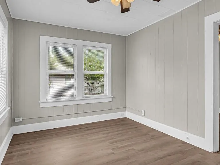 203 3rd Ave NW — Photo 3