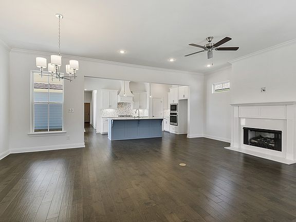 4th image of 1633 Continental Dr