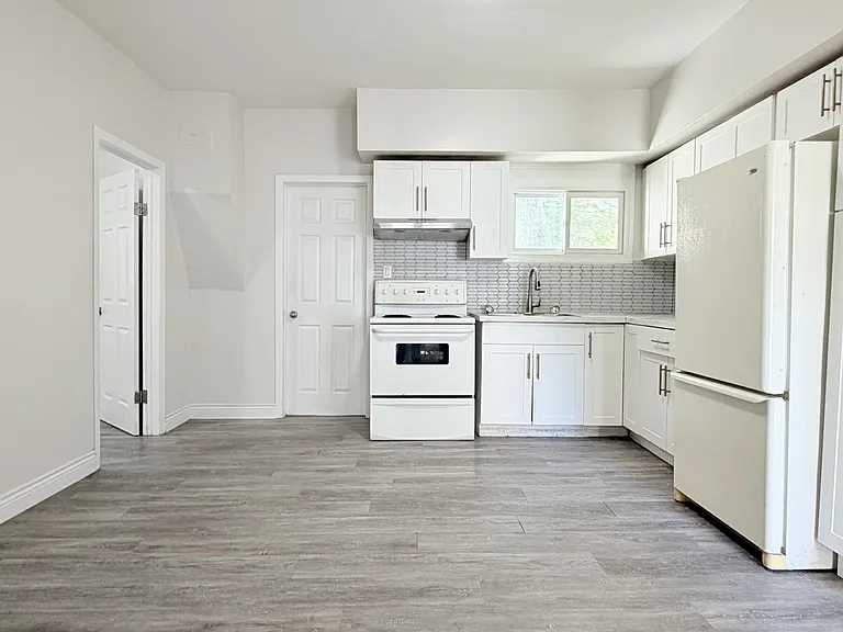 476 Aylmer Ave — Photo 7