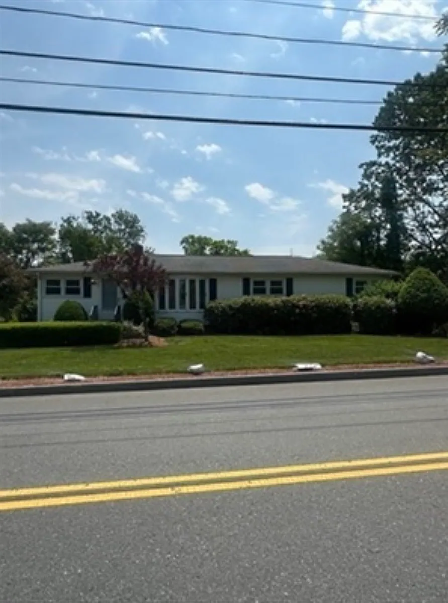 Building Photo - 585 Burncoat St