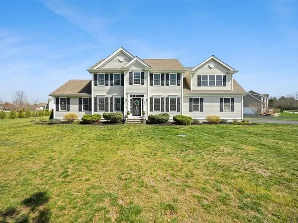 1 Quequechan Cir, Lakeville, MA 02347