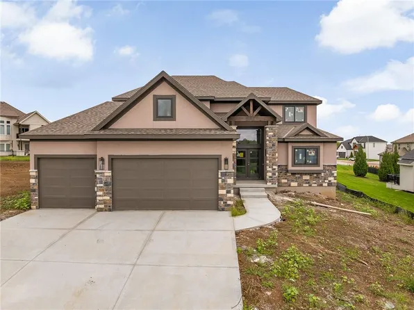 1000 Rannoch Dr, Raymore, MO 64083