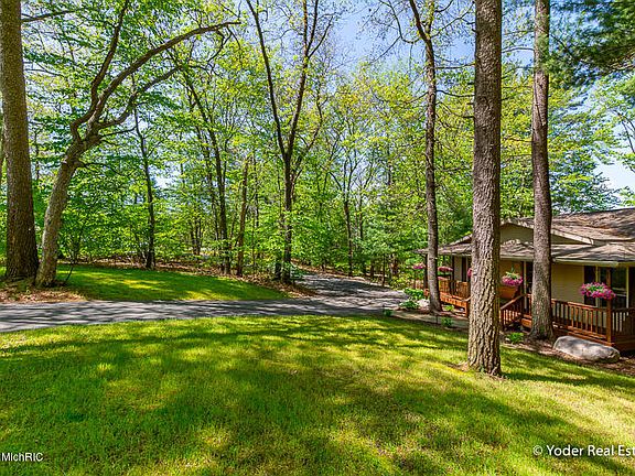 4th image of 12533 Horseshoe Dr NE