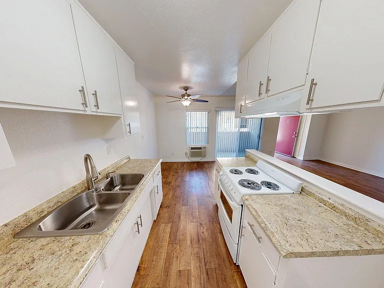 15130 Woodruff — Photo 10