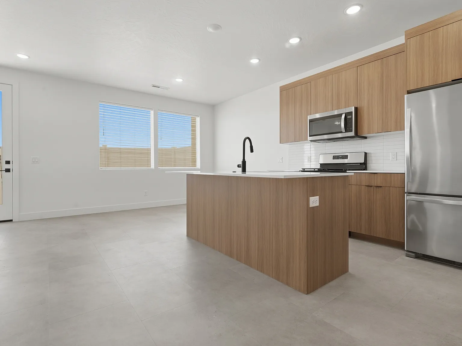 4 bed, 2.5 bath, 1823 sqft, $1,950 — Photo 2