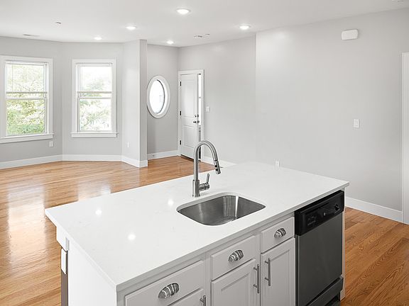 4th image of 142 Boston St #1