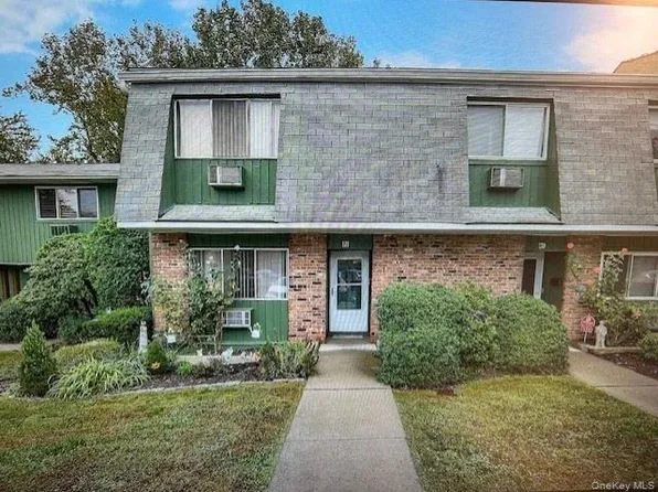 121 Coachlight Sq, Montrose, NY 10548