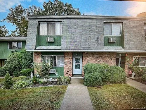 121 Coachlight Sq Photo 1