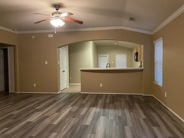 3 bed, 2.0 bath, 1589 sqft, $2,100 — Photo 2