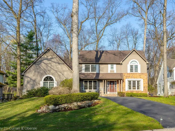 6262 Mission Dr, West Bloomfield, MI 48324