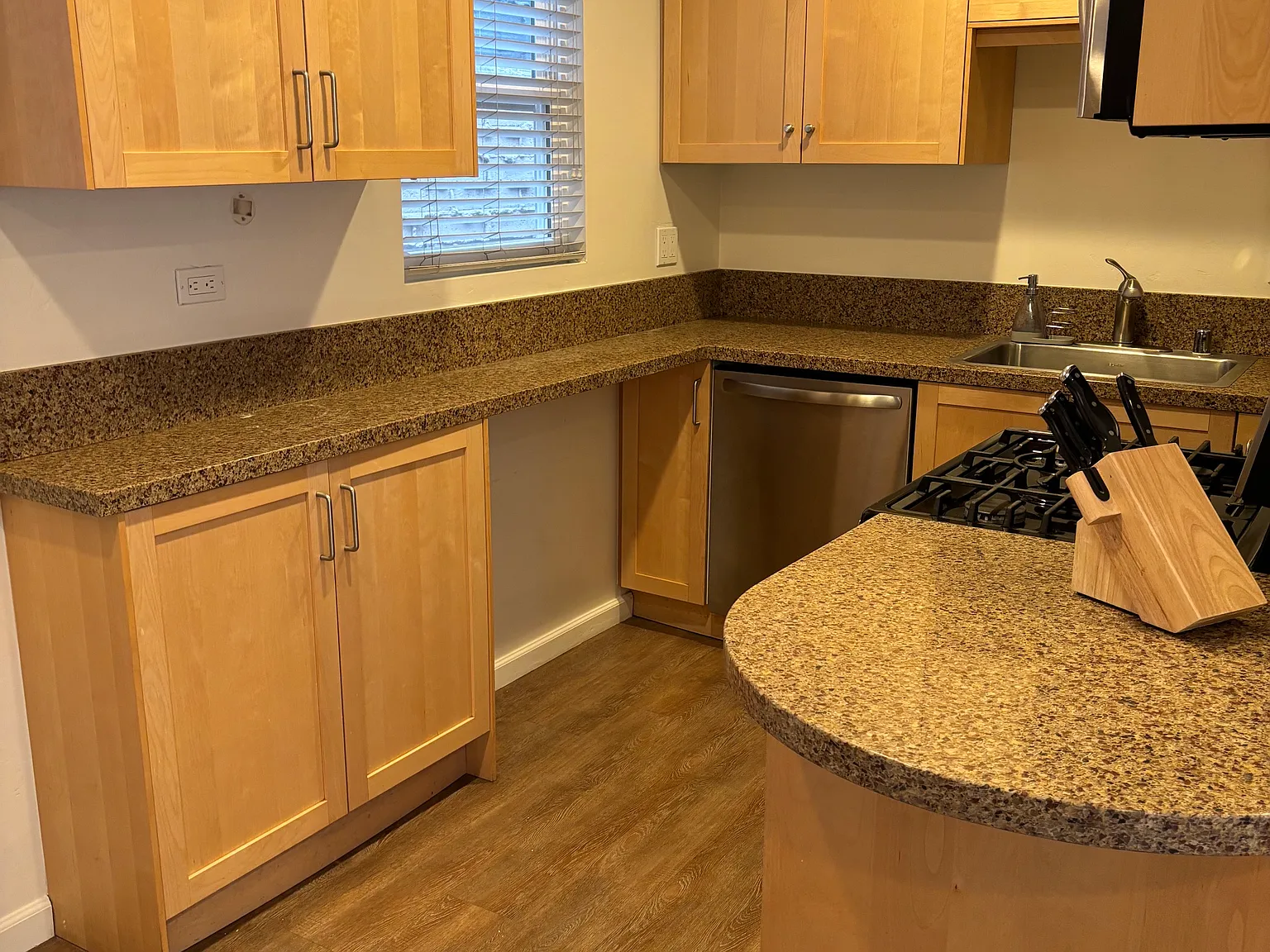 2 bed, 800 sqft, $3,295 — Photo 4