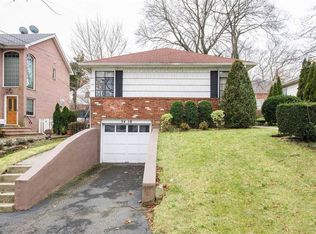 54-18 Browvale Ln, Little Neck, NY 11362