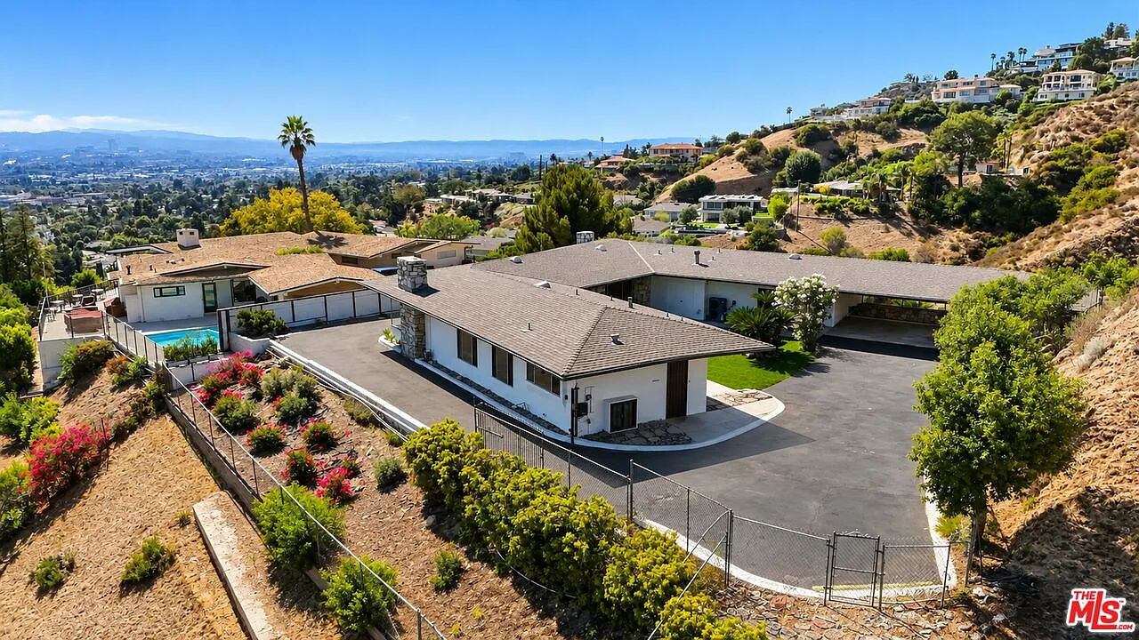 3 bed, 2.0 bath, 2528 sqft, $12,500 — Photo 3