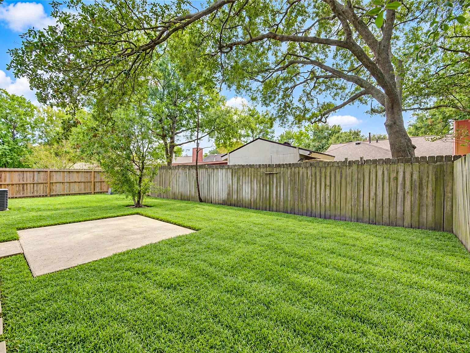4 bed, 2.0 bath, 2090 sqft, $1,900 — Photo 2