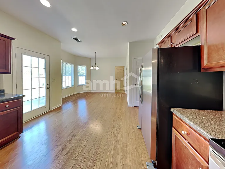 35 Hampton Pl — Photo 4