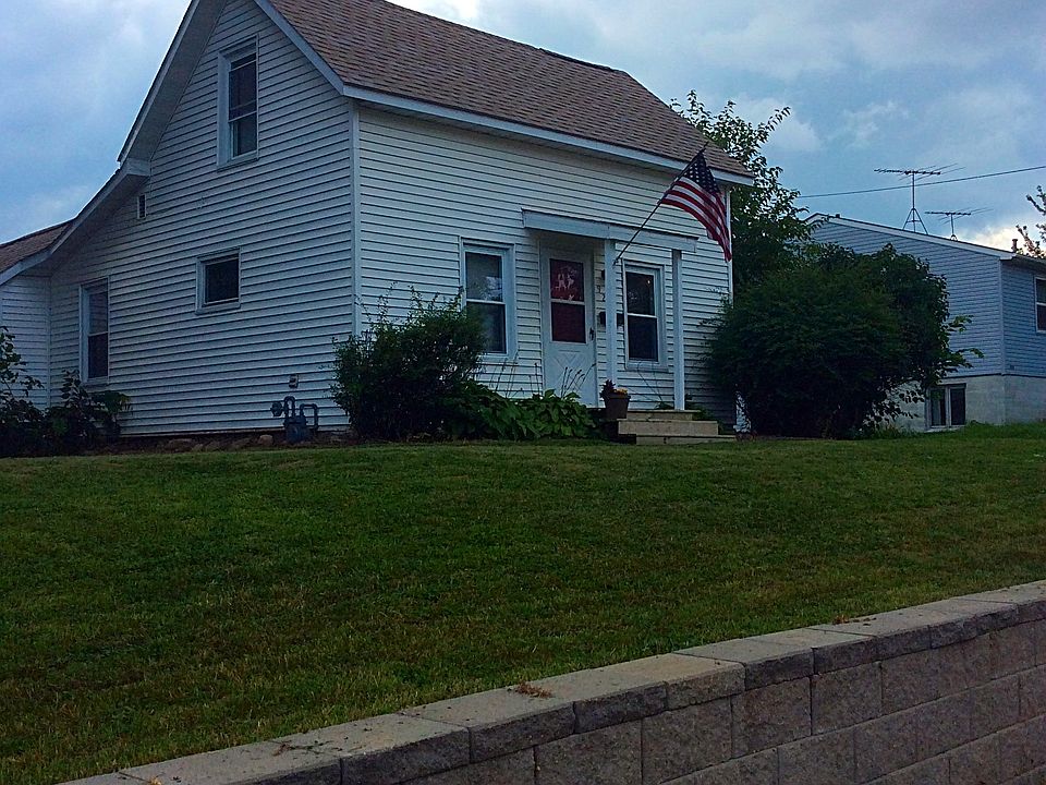 1st image of 920 W 1st St