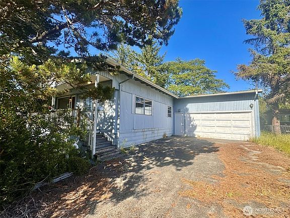 2nd image of 830 Magellan Avenue NE