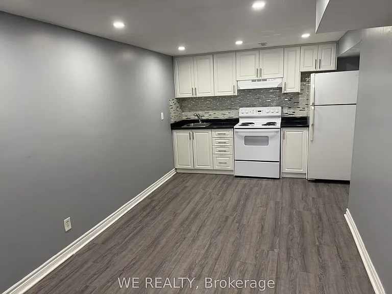 501 Lancelot Cres #LOWER — Photo 4
