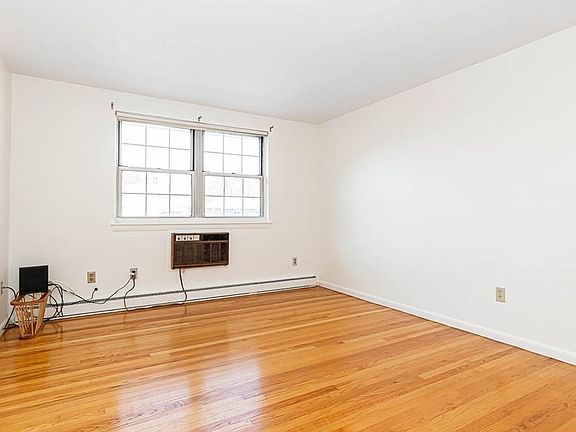 5th image of 9 Colonial Village Dr APT 11