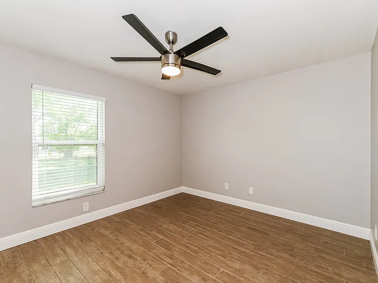 3213 SE Santa Barbara Pl — Photo 12
