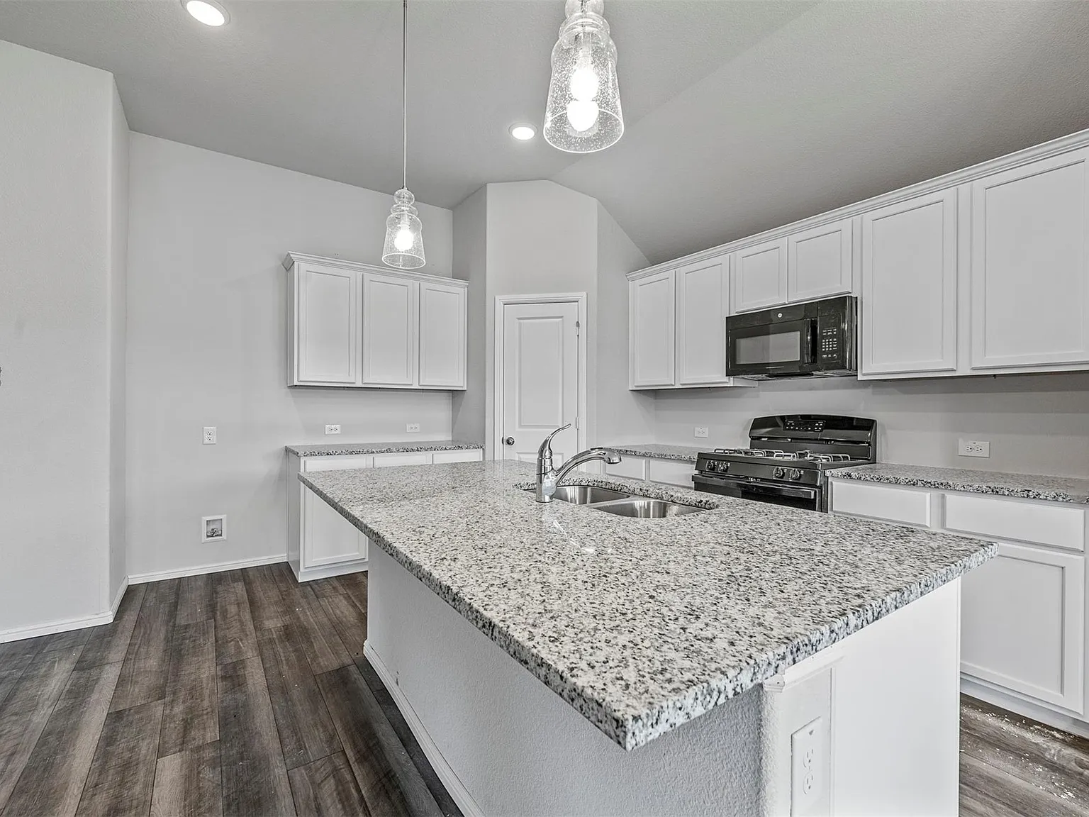 3 bed, 1921 sqft, $2,099 — Photo 2
