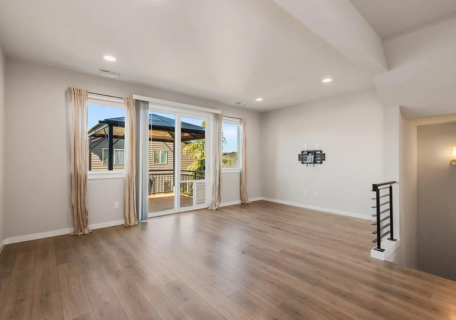 Modern Northshore Townhome with Designer Finishes & 2-Car Garage — Photo 2