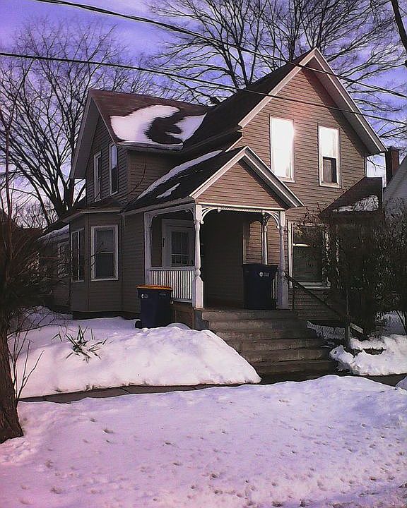 1st image of 922 Fremont Ave NW