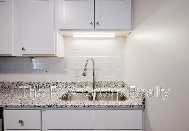 3807 Woodlawn St #8 — Photo 13