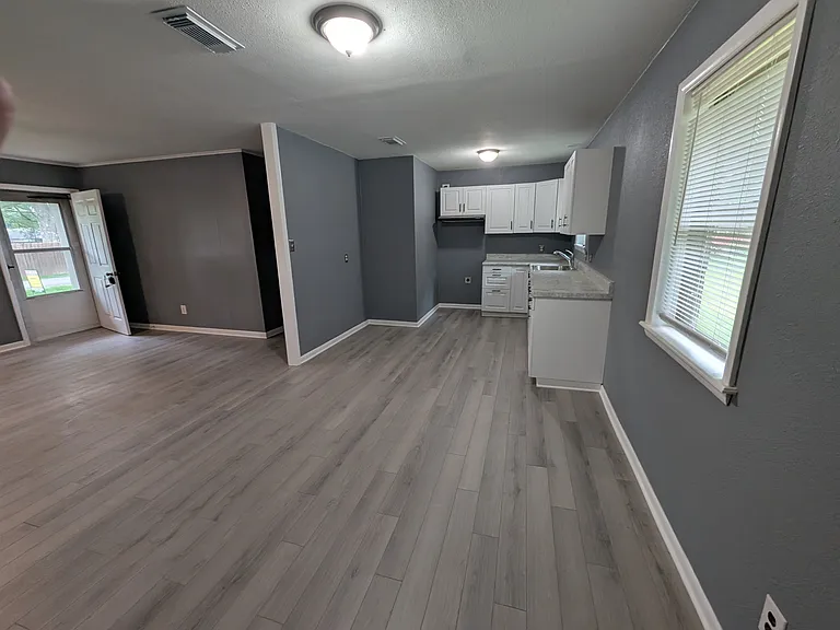 625 Louis St — Photo 4