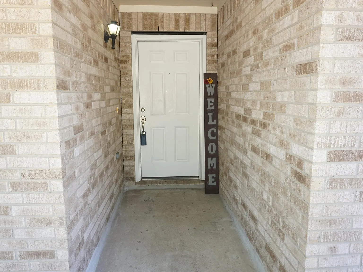 3 bed, 2.0 bath, 1724 sqft, $2,050 — Photo 2