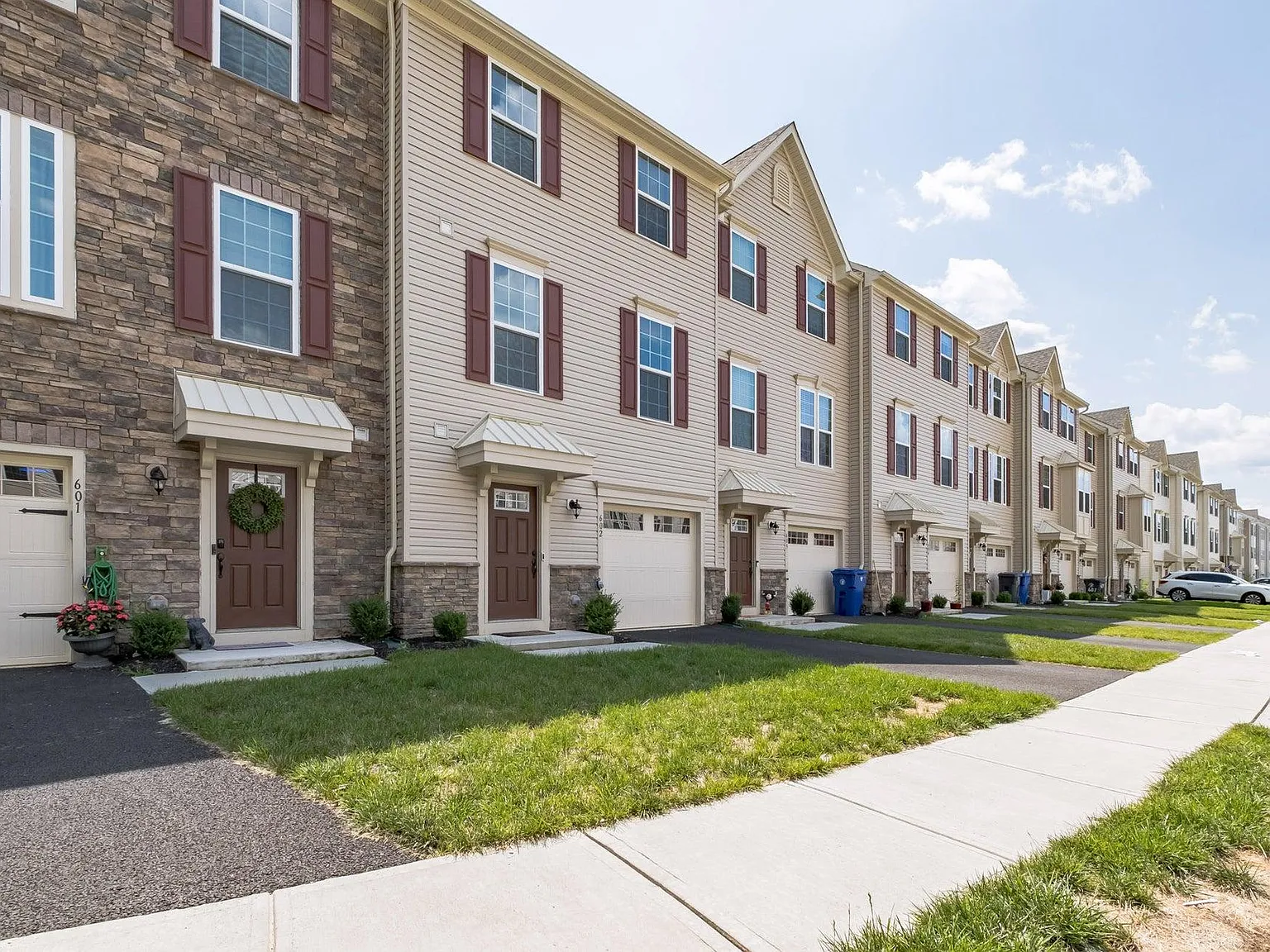 3 bed, 1932 sqft, $3,200 — Photo 1
