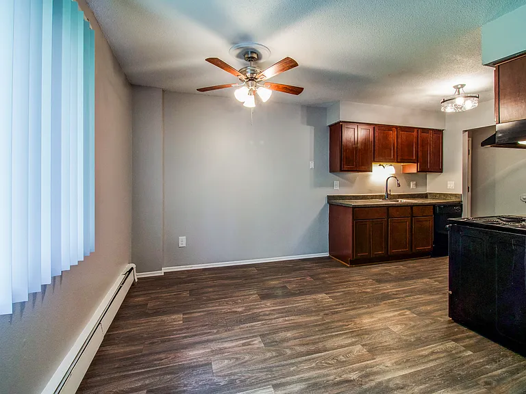 Hillcrest Club Apartments — Photo 58