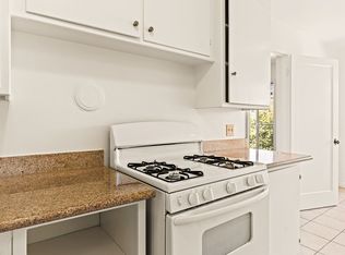 Top Floor Art Deco Apartment in Laurel Heights; 2 Bed, 1 Bath Near Shops & Transit!, Oakland, CA 94619