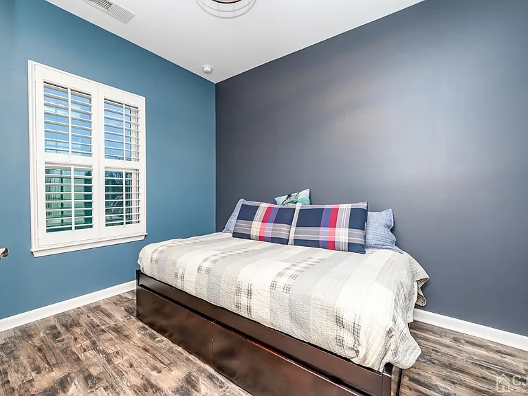 303 Bayside Ct — Photo 8