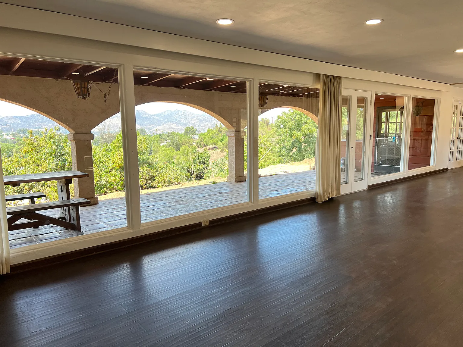 4 bed, 2400 sqft, $4,600 — Photo 4