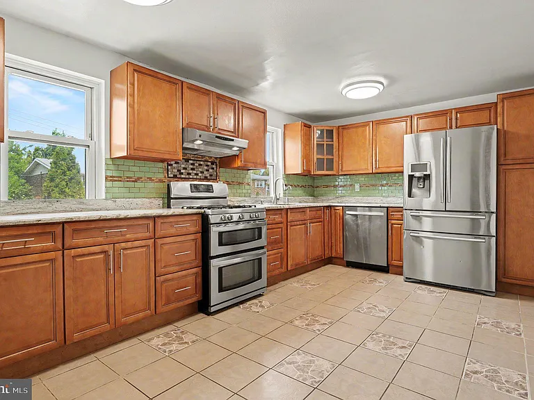 653 Franklin St — Photo 11