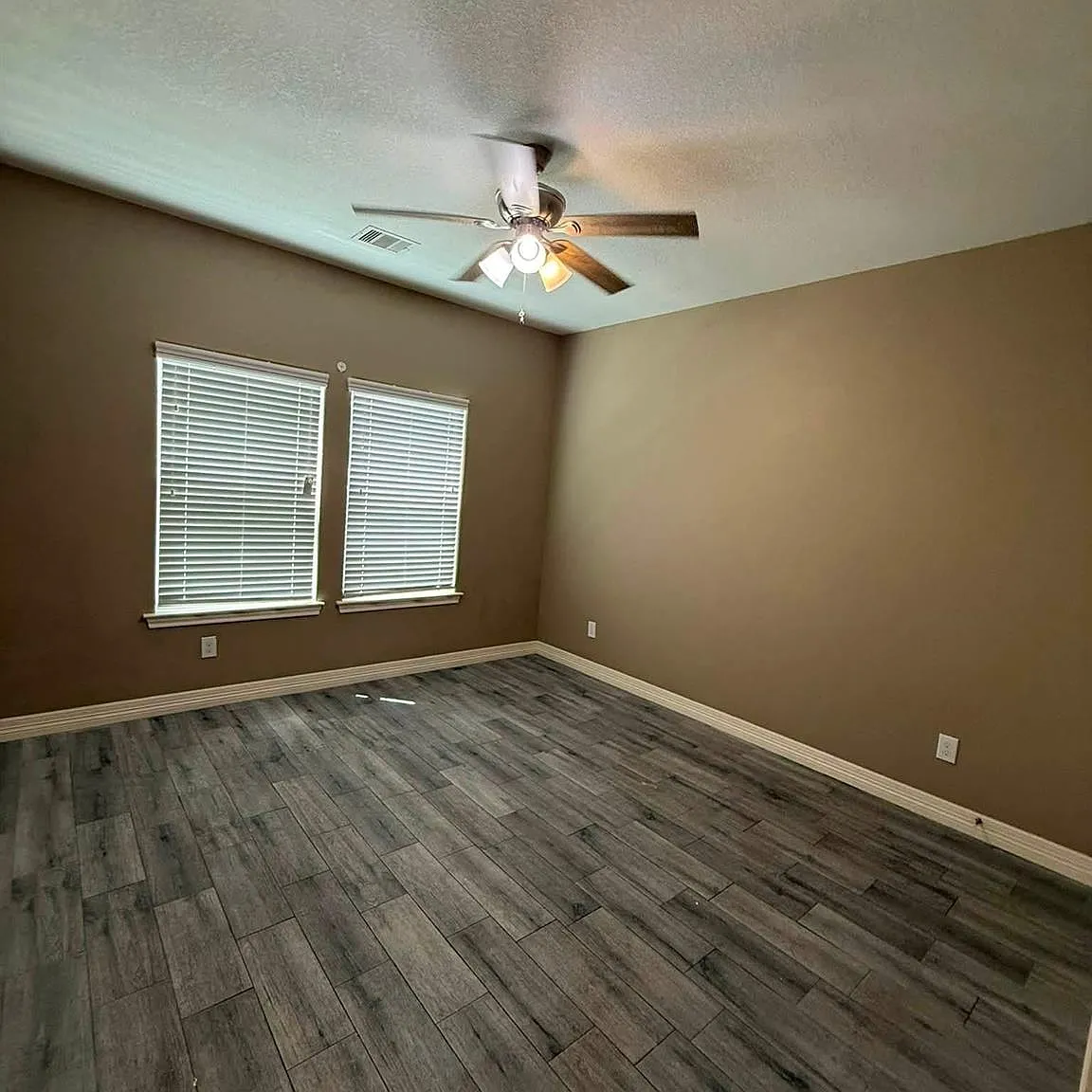 3 bed, 2.0 bath, 1402 sqft, $1,800 — Photo 4