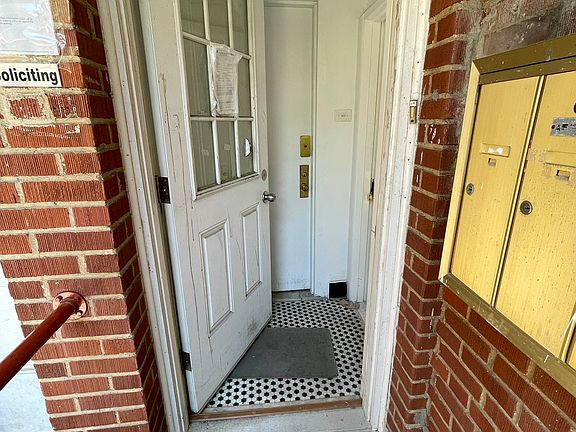 2nd image of 3200 Oxford Ave APT 3R
