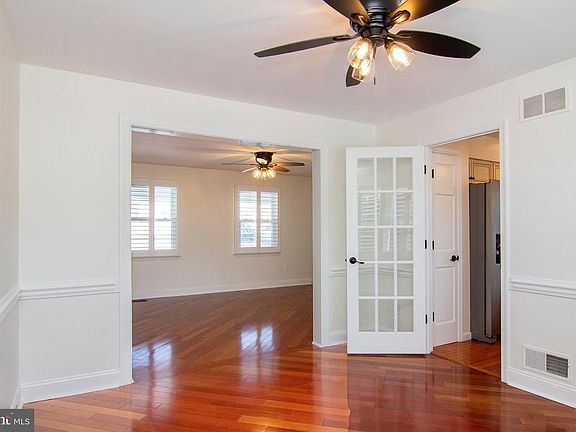 3rd image of 430 N Springdale Rd