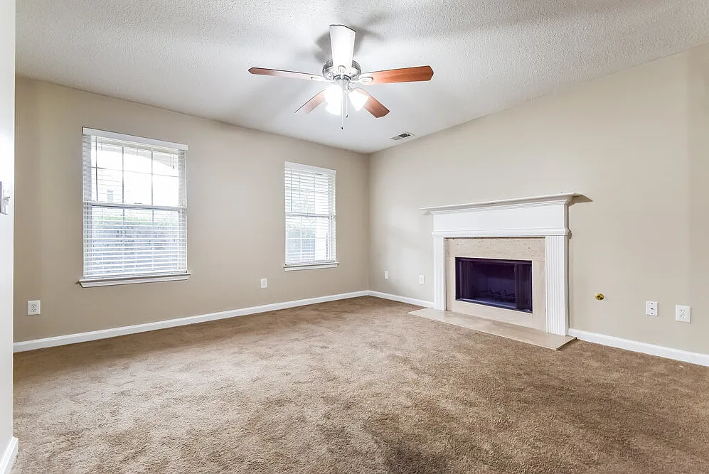 4 bed, 2.5 bath, 2065 sqft, $2,165 — Photo 4