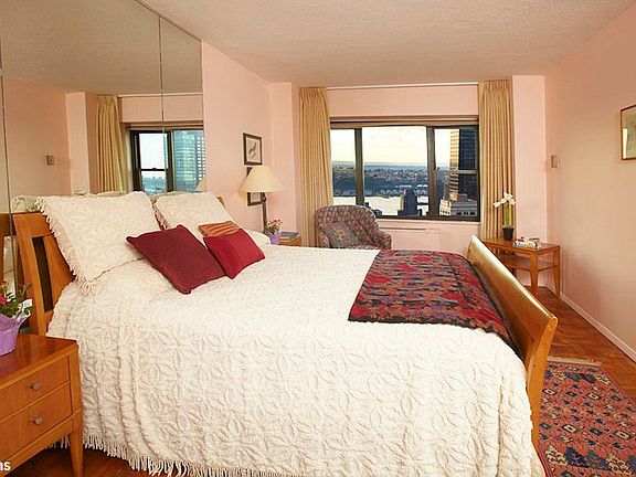 4th image of 20 W 64th St APT 42H