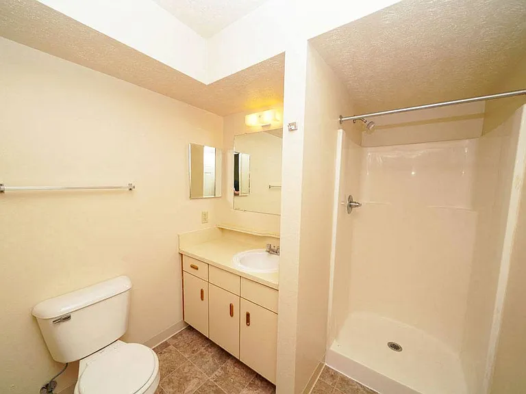 Dupont Lakes Apartments — Photo 20