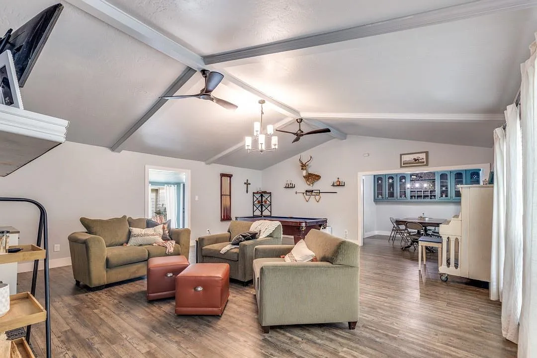 3 bed, 2.5 bath, 2220 sqft, $2,100 — Photo 2