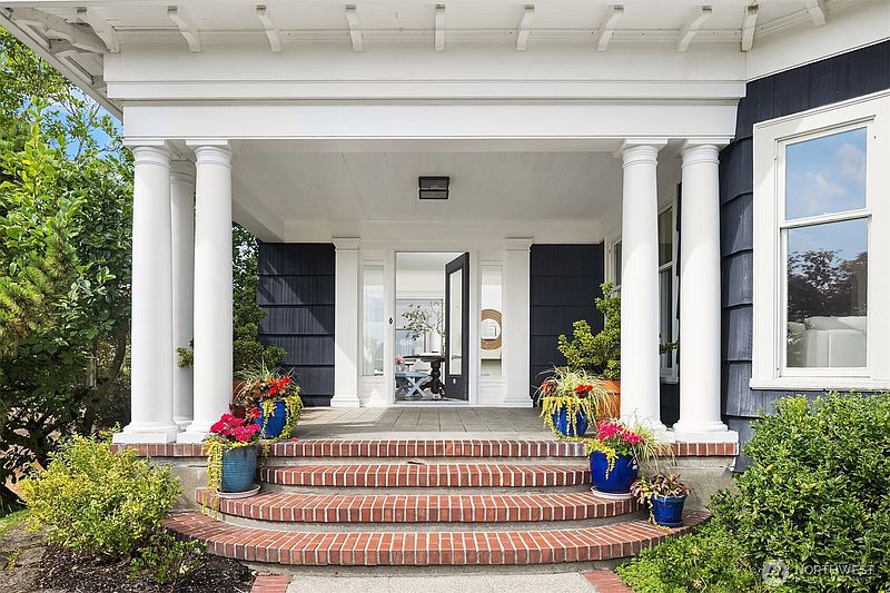 3rd image of 3247 Cascadia Avenue S