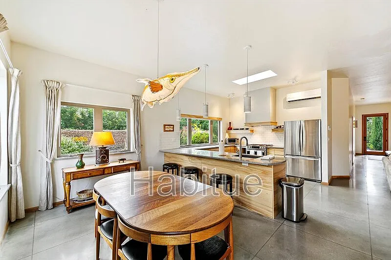 3 bed, 2.0 bath, 1850 sqft, $2,850 — Photo 2