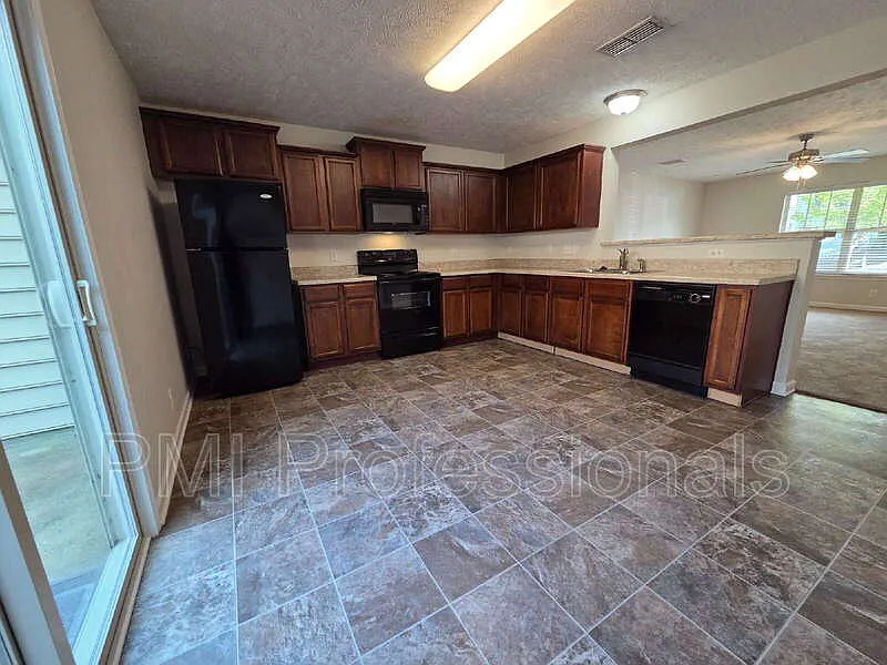 3 bed, 2.5 bath, 1279 sqft, $1,799 — Photo 4