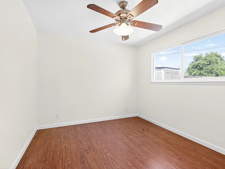 2203 Del Rio Dr — Photo 17