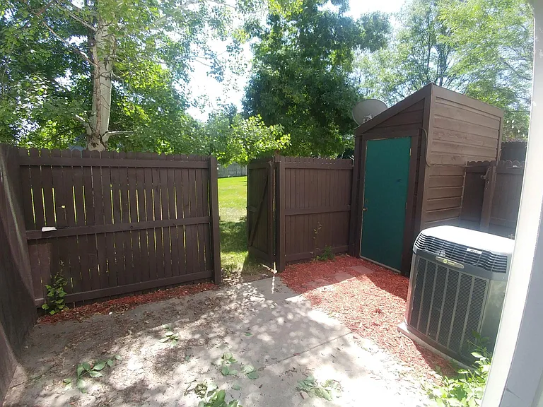 31 Evergreen St — Photo 10