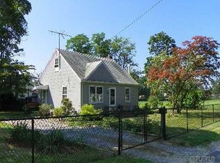 38 Greenwood Rd, Bay Shore, NY 11706