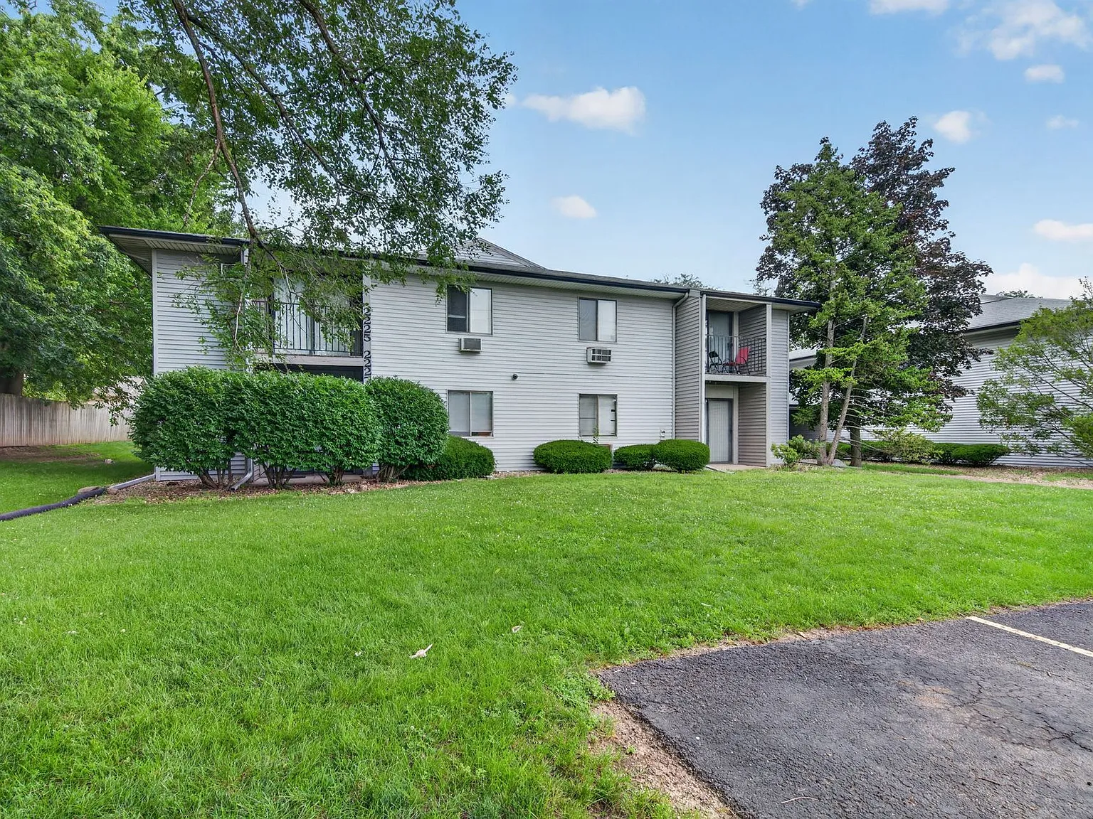 Willow Knolls Apartments — Photo 2